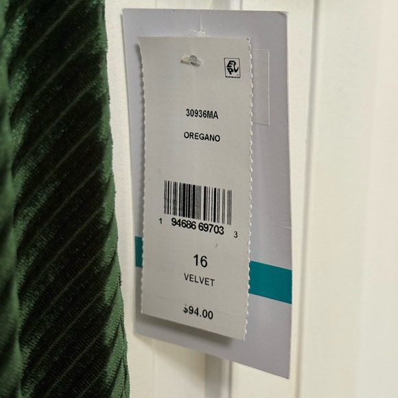 NWT Maison Tara Plus Size V-Neck Faux Wrap Velvet Dress Green Holiday Party 16 - Picture 3 of 12